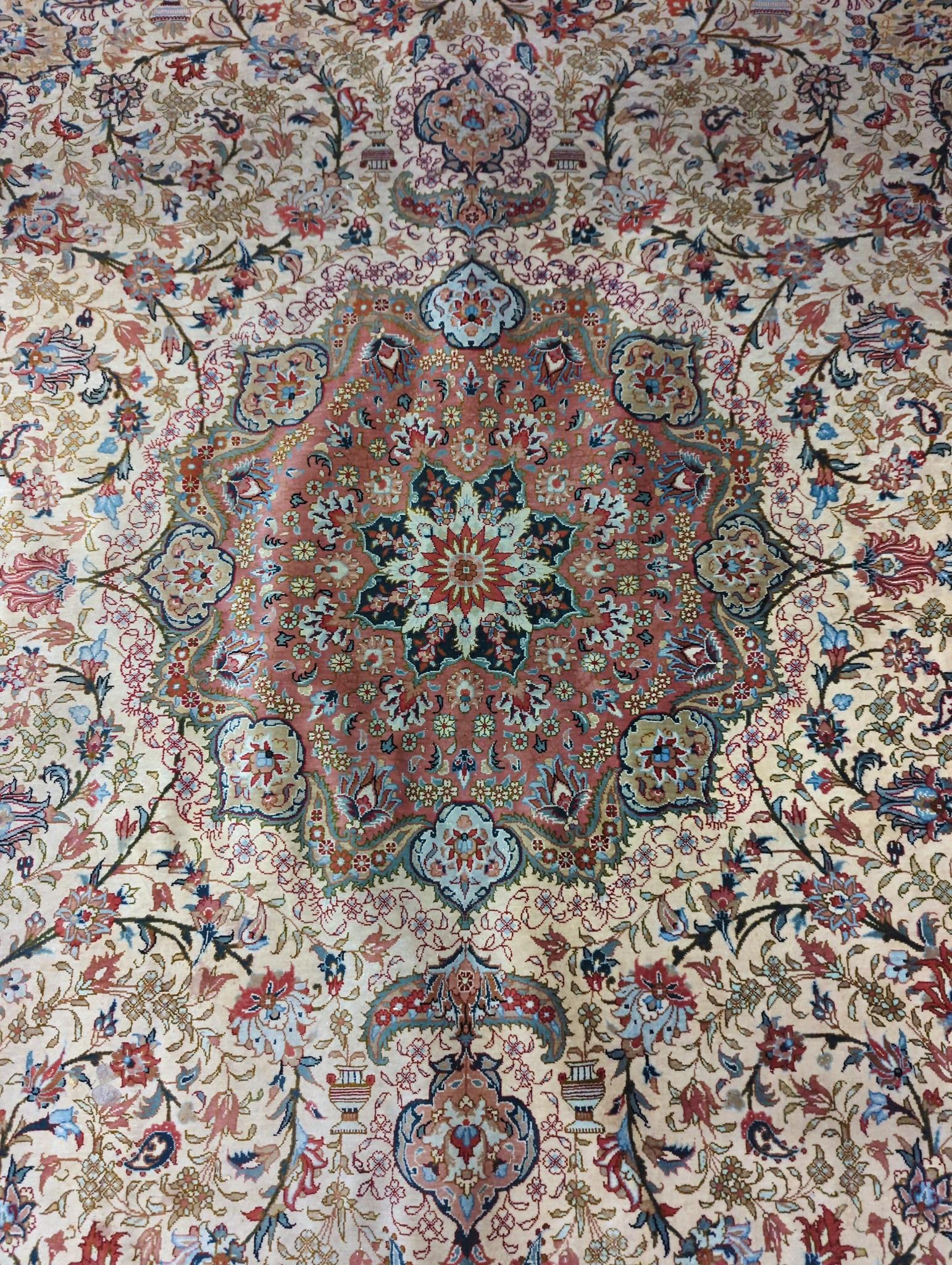 A modern Isphahan ivory ground rug, 200 x 128cm